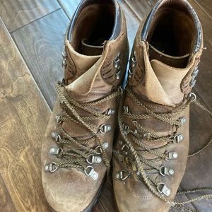 Vibrum hiking boots.